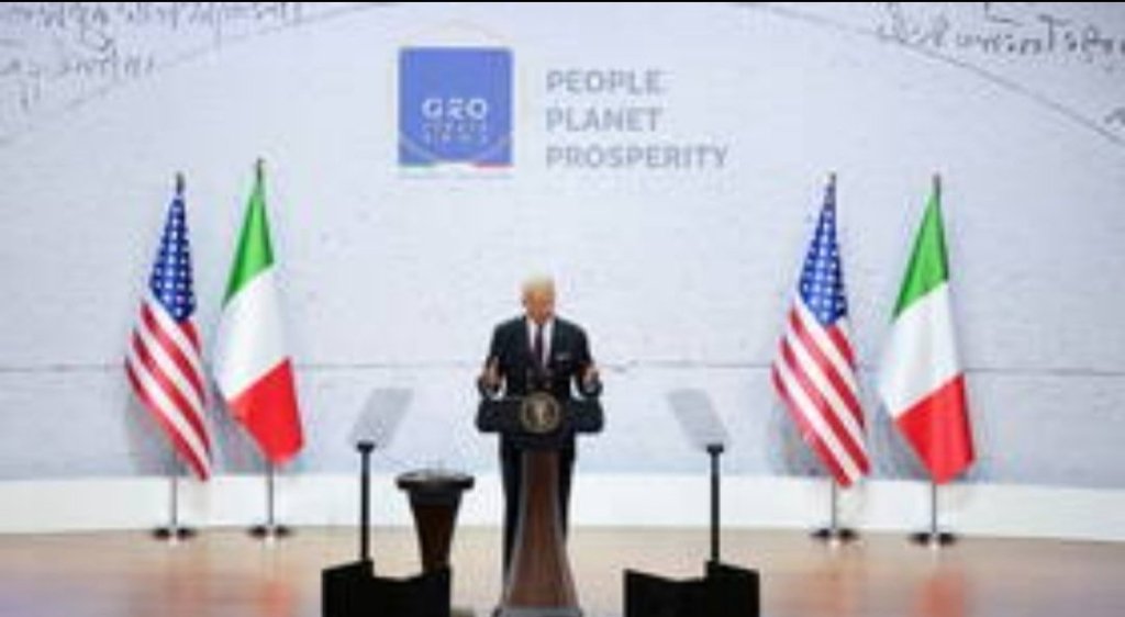 بعد تأخره نحو ساعة.. بايدن للصحفيين: اعذروني كنت ألعب مع المصعد! (فيديو)