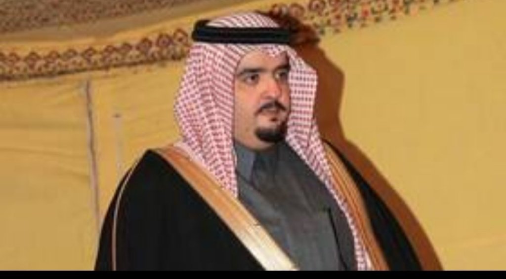 خلال رحلة بحرية.. طفلة صحبة الأمير عبد العزيز بن فهد تخطف أنظار السعوديين (صور)