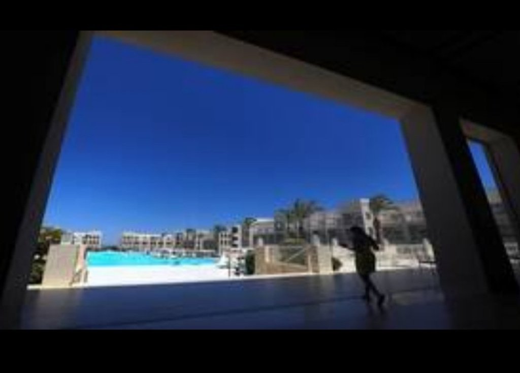 مصر.. حبس 3 موظفين في فندق شهد تسمم 47 سائحا في الغردقة