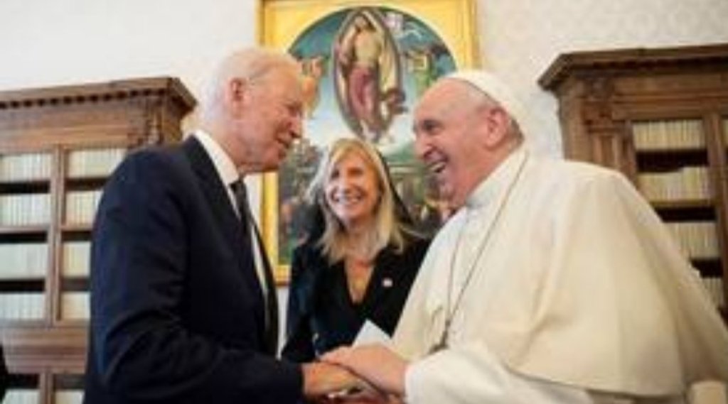بايدن يشيد بالبابا فرنسيس ويستذكر مساندته له خلال محنته بوفاة ابنه بو بايدن