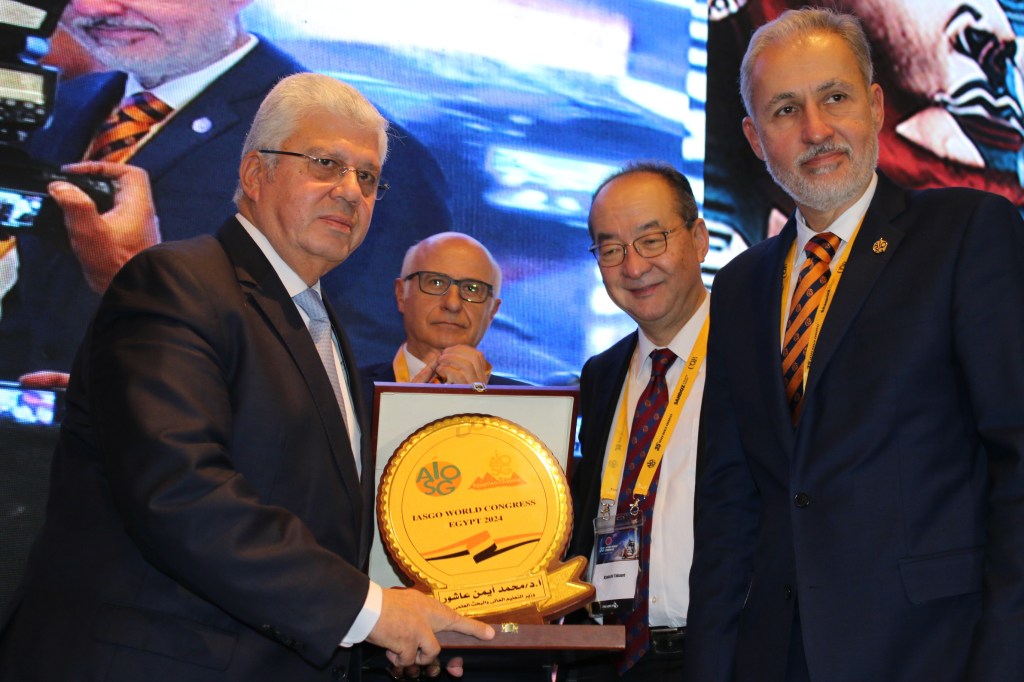 جريدة شبكة الأخبار الدولية : الدكتور أيمن عاشور يستعرض جهود المستشفيات الجامعية في مجال زراعة&nbsp;الأعضاء